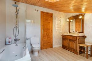 a bathroom with a tub and a toilet and a sink at Casa Rural Uria in Gavín +26 photos