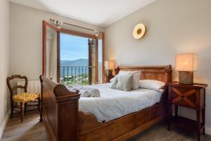 a bedroom with a large bed and a window at Casa Rural Uria in Gavín