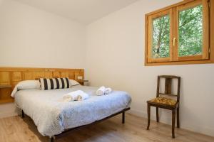 a bedroom with a bed with two towels on it at Casa Rural Uria in Gavín