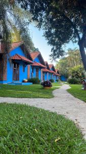 a row of blue houses on a street at Hotel fazenda Floresta do Lago in Socorro