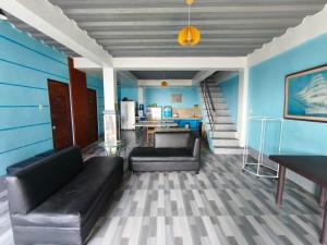 ein Wohnzimmer mit Sofa und Tisch in der Unterkunft Lagman Beachfront in Iba