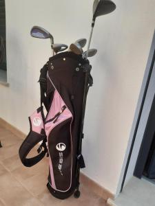 a black and pink backpack sitting next to a wall at Patios do Algarve in Ferragudo
