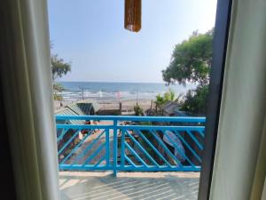 Blick auf den Strand vom Balkon eines Zimmers in der Unterkunft Lagman Beachfront in Iba
