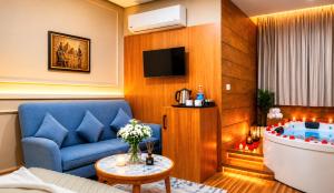 a living room with a blue couch and a tub at MiRAGE PYRAMiDS HOTEL in Cairo