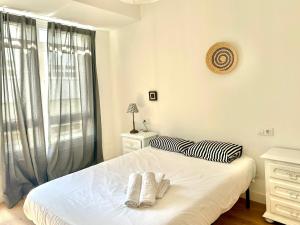 a bedroom with a bed with two towels on it at Olivo’S in Ferrol