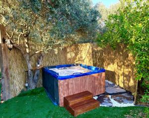 a hot tub in a yard next to a fence at בוסתן החורש in Haifa
