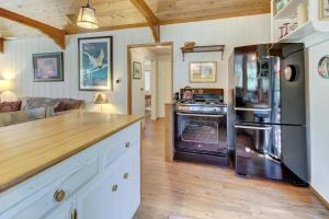 a kitchen with a stove and a refrigerator at The Crow's Nest in Idyllwild