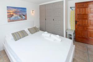 a bedroom with a white bed and a door at WELCS CASA 357 EMP con piscina privada in Empuriabrava +19 photos