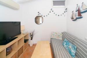 a living room with a couch and a flat screen tv at WELCS CASA 357 EMP con piscina privada in Empuriabrava