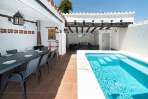 a villa with a swimming pool and a restaurant at WELCS CASA 357 EMP con piscina privada in Empuriabrava