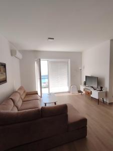 a living room with a couch and a television at Sunshine view in Seoca
