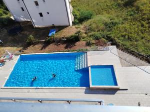 an overhead view of a swimming pool with people in it at Sunshine view in Seoca