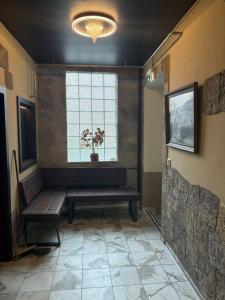 a room with a bench in front of a window at Templer zum Gasthof in Lochenhaus