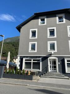 a large gray building with a table and chairs in front of it at 2-3 Personen Apartment mit Bergblick in Landeck