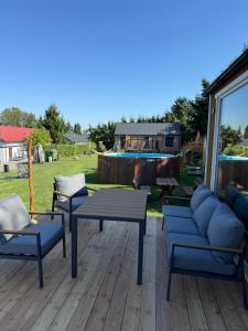 a patio with a table and chairs and a couch at BananaHouse Junior in Kruszwin