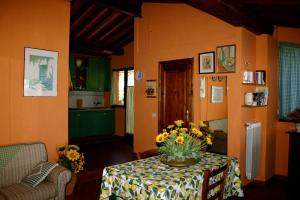 a living room with a table with flowers on it at Le Giunchete in Cavriglia