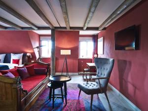 a room with a bed and a couch and a table at Auberge de Temple in Johannesberg
