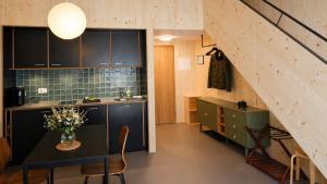a kitchen with a table with a vase of flowers at Union Lodge Fabrik in Bern