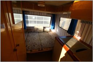 Postel nebo postele na pokoji v ubytování KULT DDR Wohnwagen am Ostseestrand