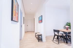 a dining room with a table and chairs at Maison Rouget - Chambre 1 - Mimosa in Nice