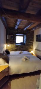 a bedroom with two beds and a window at Cabaña Vento Norte in Vilamós