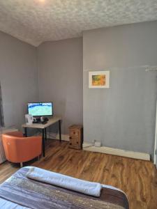 a room with a bed and a desk with a computer at Prime Hotel in Middleton +21 photos
