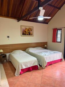 two beds in a room with a ceiling at Hotel fazenda Floresta do Lago in Socorro +29 photos