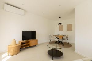a living room with a tv and a table at BV 01 Apartment in Amadora