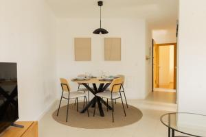a dining room with a table and chairs at BV 01 Apartment in Amadora