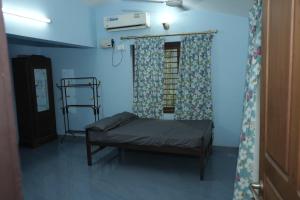 a room with a bed in a blue room at VJ Riverfront Villa in Champakulam