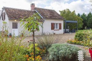 a white house with a garden in front of it at Gîte avec jacuzzi La Halte de Chambord in Mur-de-Sologne