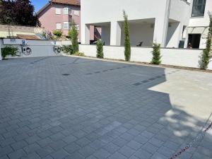 an empty driveway in front of a house at Gästehaus Rheinstetten Forchheim in Rheinstetten