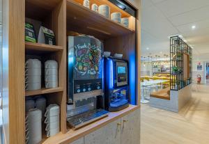 a store with a vending machine in a room at B&B HOTEL Mâcon Sud 3 étoiles in Varennes-lès-Mâcon