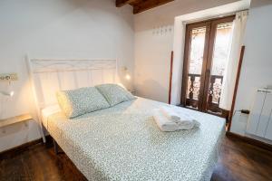 a bedroom with a bed with towels on it at El Llagar de Ternín in Villaviciosa