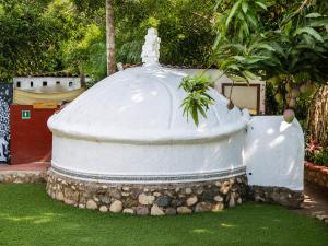 a large white structure with a plant on top at Casa ANTAHKARANA in Puerto Vallarta