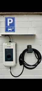 a parking meter and a hose attached to a wall at Gästehaus Rheinstetten Forchheim in Rheinstetten
