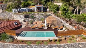 a backyard with a swimming pool and a house at Massapez Royals in Fajã da Ovelha