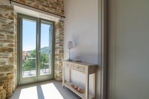 a room with a window and a table with a lamp at Orange House - Upper West apartment in Promírion