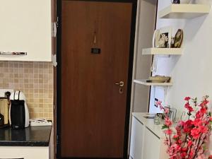 a kitchen with a brown door in a kitchen at La dimora di Gabi in Marghera