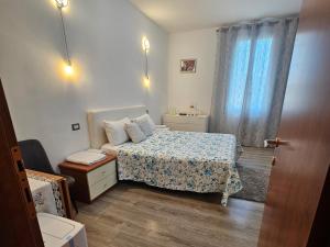 a small bedroom with a bed and a window at La dimora di Gabi in Marghera