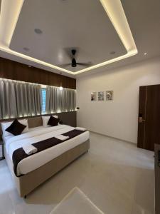 a bedroom with a large bed and a ceiling at Hotel Krishna Leela Lodging and Boarding in Bhusāwal +16 photos