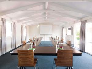 ein großer Konferenzraum mit einem langen Tisch und Stühlen in der Unterkunft ibis Styles Canberra in Canberra + 114 Fotos