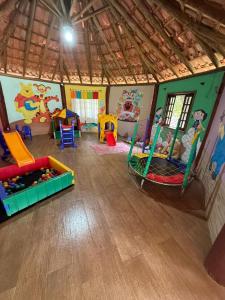 a room with many different types of play equipment at Hotel fazenda Floresta do Lago in Socorro