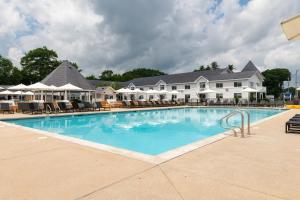 a large pool with chairs and umbrellas at a hotel at Driftaway Hotel and Pool in Ogunquit