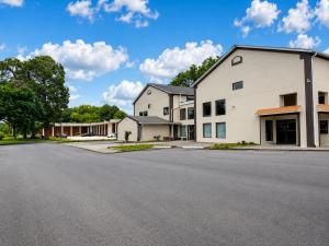 an empty street in front of a building at Country Host Inn in Franklin