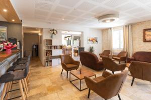 a living room with chairs and a waiting room at L'Oustal de Vézac in Vézac