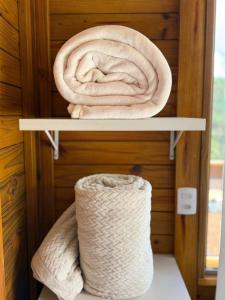 a hat on a shelf next to a towel at Chalé Saúde in Venda Nova do Imigrante +16 photos