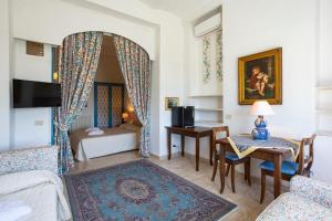 a living room with a bed and a table at B&B Villa Clodia in Saturnia