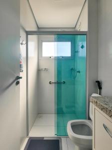a bathroom with a glass shower with a toilet at Bela Vista Por do Sol in Espirito Santo Do Pinhal +51 photos