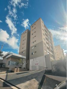 a tall building with a fence in front of it at Bela Vista Por do Sol in Espirito Santo Do Pinhal
